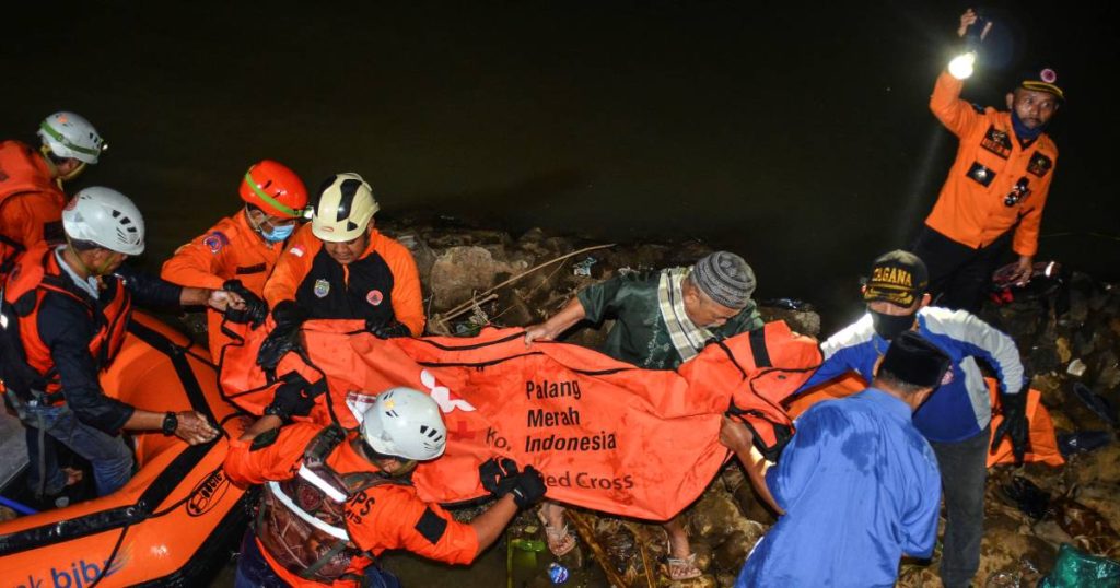 Mueren ahogados 11 estudiantes en Indonesia cuando limpiaban río