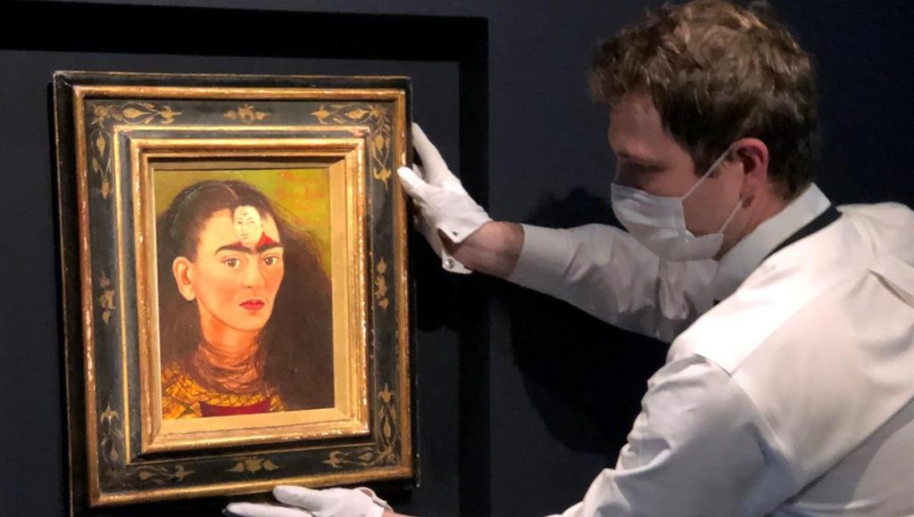 ¡Se vendió por 34.9 mdd! Autorretrato de Frida Kahlo marca récord en subasta