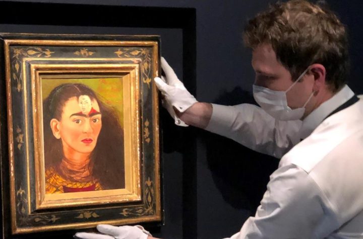 ¡Se vendió por 34.9 mdd! Autorretrato de Frida Kahlo marca récord en subasta