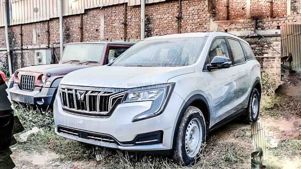 Mahindra XUV700 MX Base Variant Arrives At Dealer