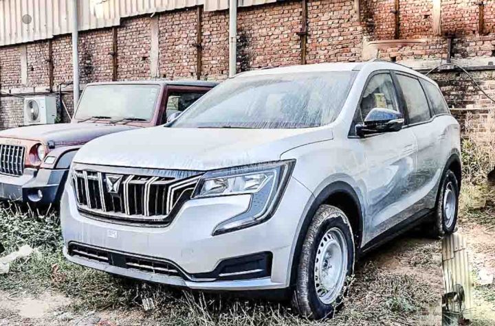 Mahindra XUV700 MX Base Variant Arrives At Dealer