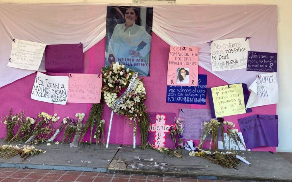 Ponen altar en plaza central de Altamirano, a 15 días de feminicidio de la doctora Daniela Toledo