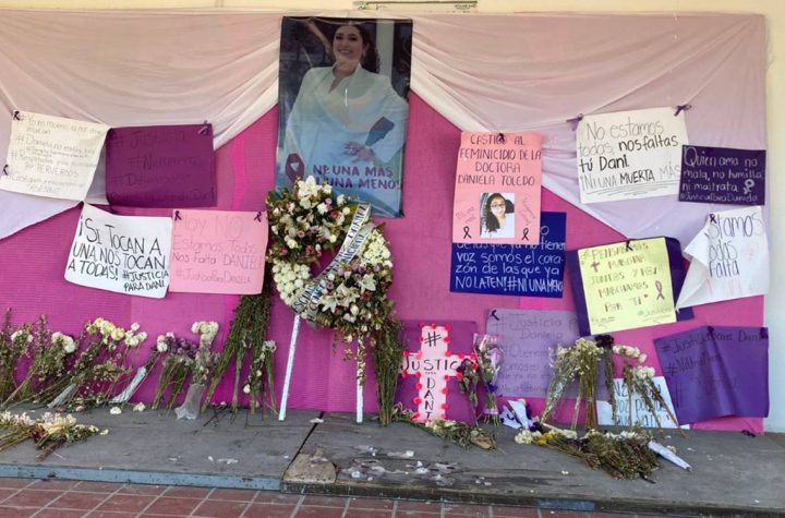 Ponen altar en plaza central de Altamirano, a 15 días de feminicidio de la doctora Daniela Toledo