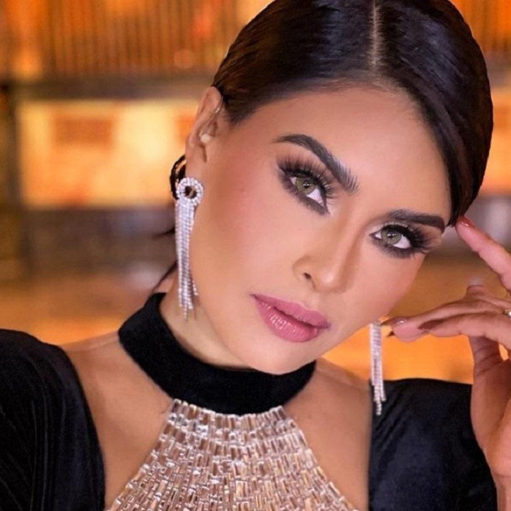 Kristal Silva roba el aliento en top y mini falda de pata de gallo