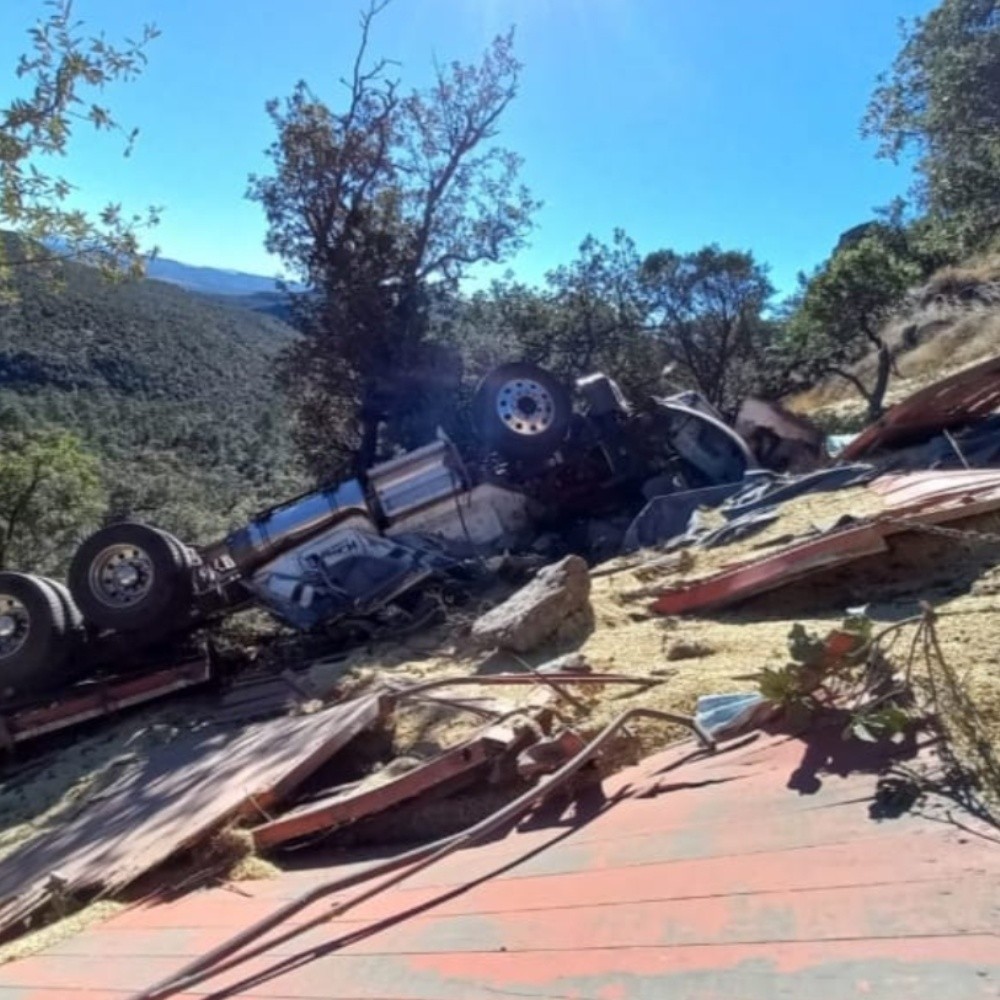 Tráiler cargado de maíz cae al fondo de un barranco sobre la carretera libre Mazatlán-Durango