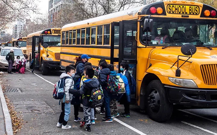 Alcalde de NYC considera plan de aprendizaje virtual para escuelas