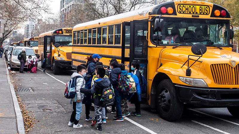 Alcalde de NYC considera plan de aprendizaje virtual para escuelas