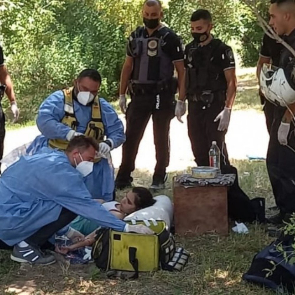 Policías de Córdoba, Argentina atienden parto de emergencia sobre el pasto (video)