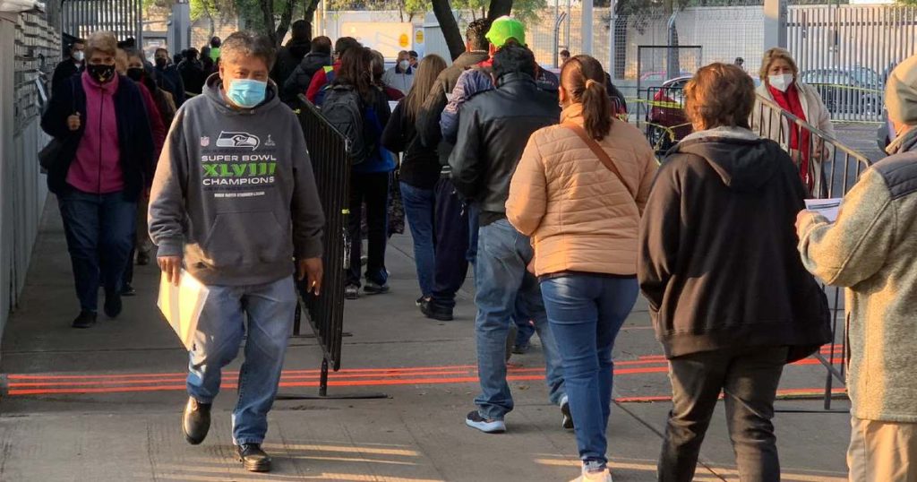 En Palacio de los Deportes hacen fila de 2 horas para refuerzo covid