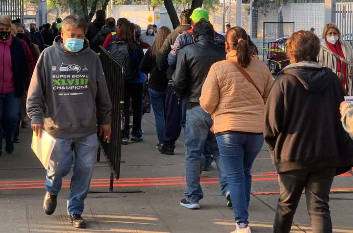 En Palacio de los Deportes hacen fila de 2 horas para refuerzo covid