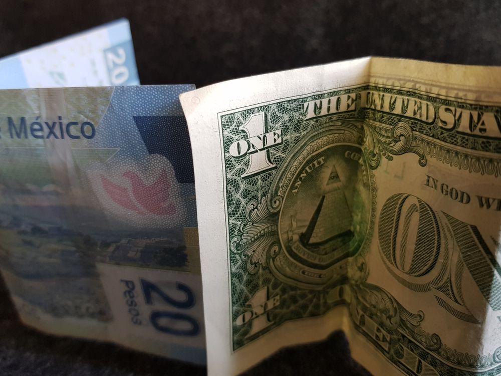 Dólar gana ‘pelea’ y peso cierra con pérdidas