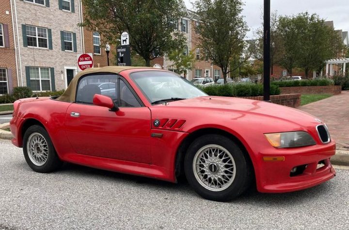 A First Gen Mazda MX-5 Does A Not-So-Convincing BMW Z3 Impersonation