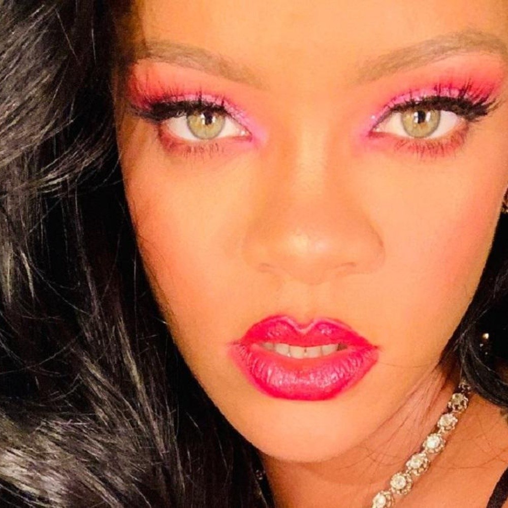 Rihanna revolucionó la forma de vestir de las futuras mamás, aparece en vestido lencero de red