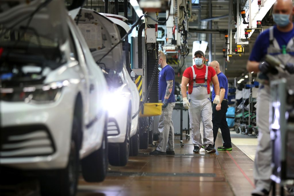 Volkswagen detiene producción de autos en Rusia por guerra en Ucrania