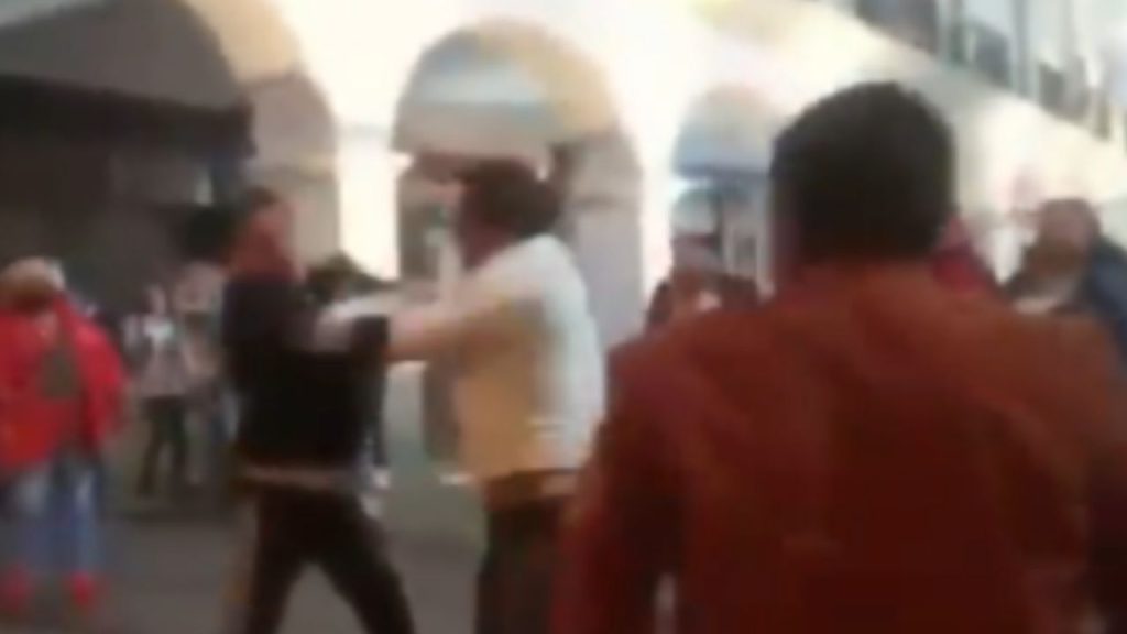 ¡Hay tiro, hay tiro! Captan a mariachis agarrándose a golpes en Toluca | VIDEO