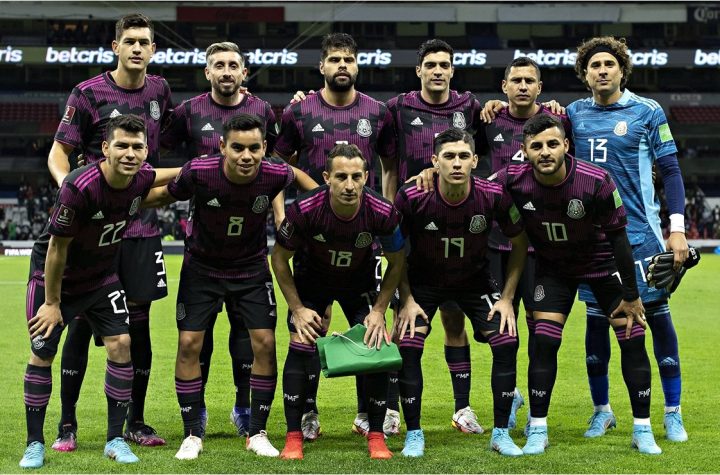 Jugadores de la Selección Mexicana quieren cambiar el césped del Estadio Azteca