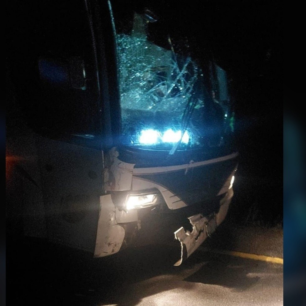 Tres lesionados deja choque de autobús y carro en la Culiacán-Mazatlán