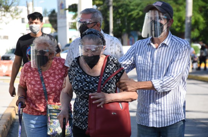 Son prioridad, pero COVID-19 acabó con la vida de 187,396 adultos mayores hasta enero