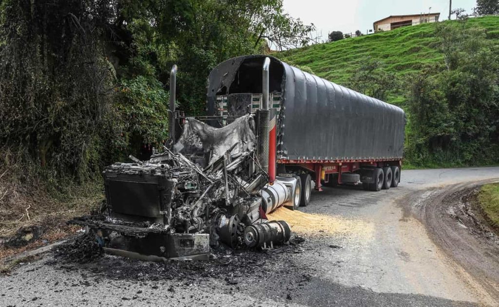 Al menos 6 muertos y 180 vehículos atacados deja "paro armado" del Clan del Golfo en Colombia