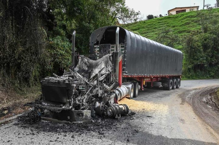 Al menos 6 muertos y 180 vehículos atacados deja "paro armado" del Clan del Golfo en Colombia