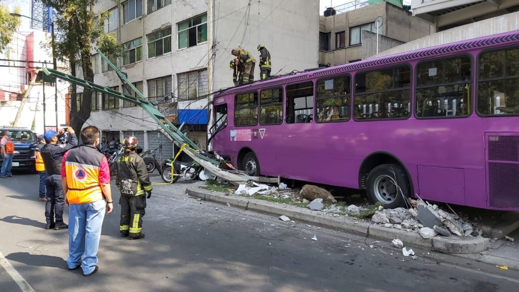 Reportan accidente vial entre un camión y tres autos en la colonia Portales, CDMX