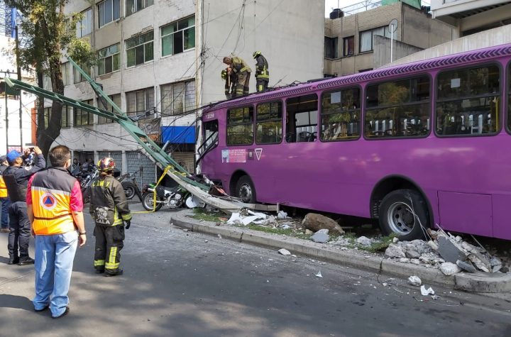 Reportan accidente vial entre un camión y tres autos en la colonia Portales, CDMX