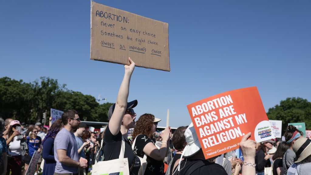 Algunos grupos judíos critican el final de Roe como una violación de sus creencias religiosas