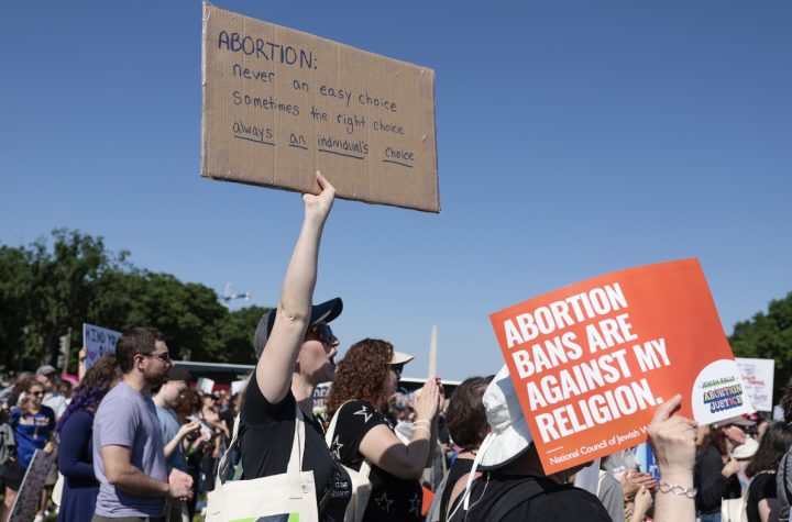 Algunos grupos judíos critican el final de Roe como una violación de sus creencias religiosas