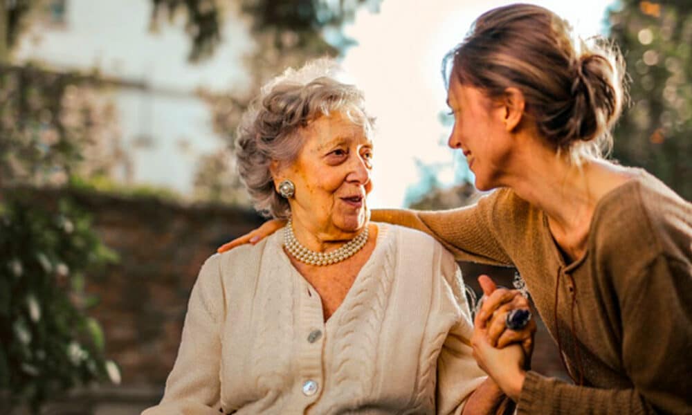 ¿Buscas cuidadores para adultos mayores en la Comunidad de Madrid y Murcia?