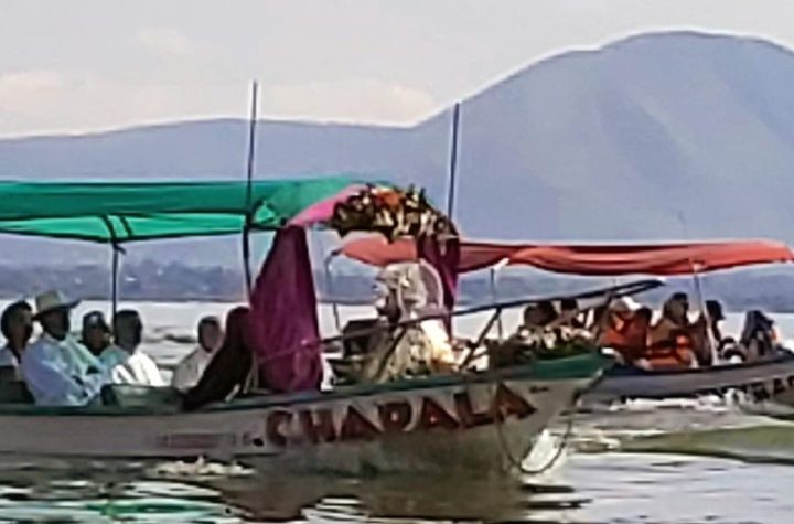 Procesión acuática y misa en isla del lago de Chapala, Jalisco, con imagen de la Virgen de Zapopan