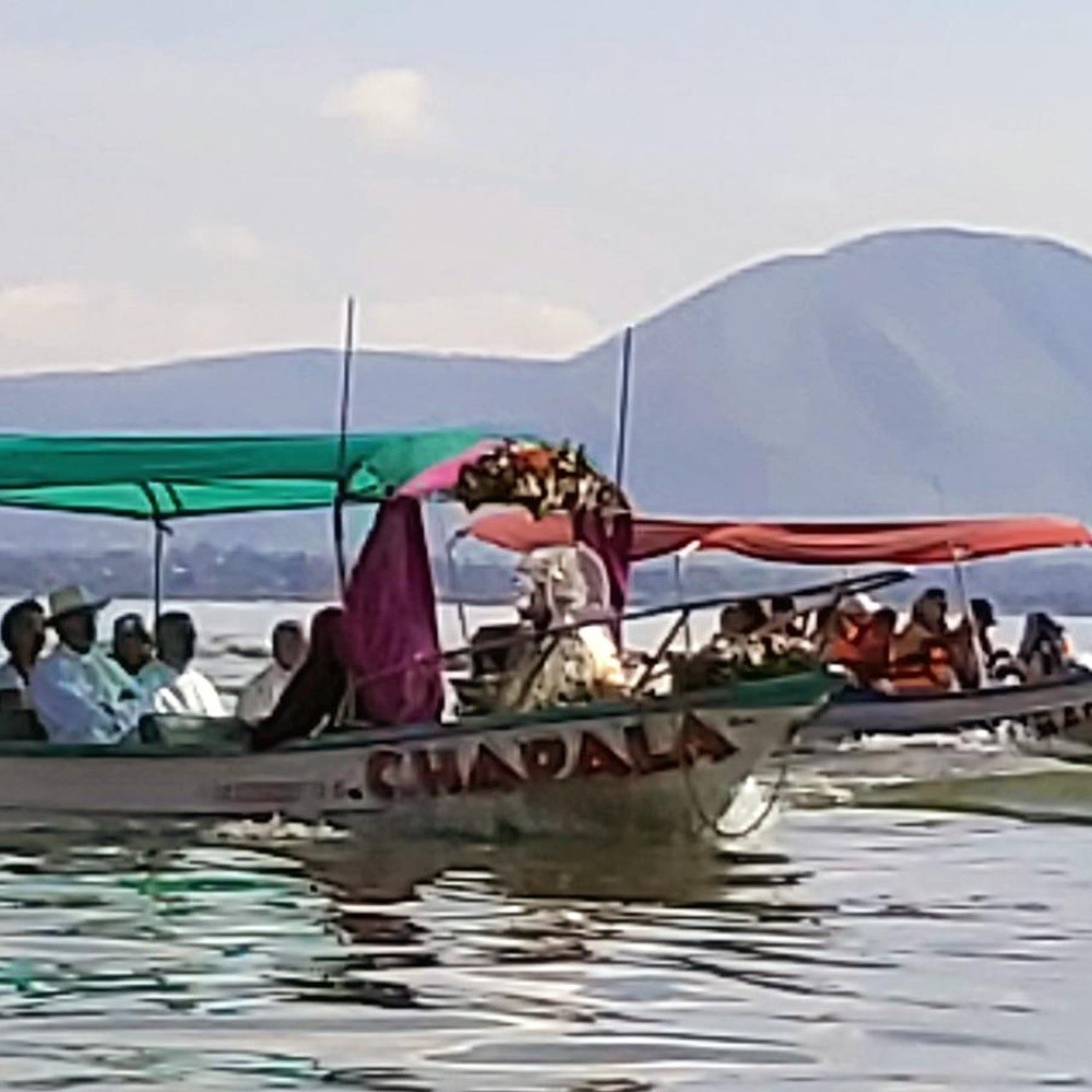 Procesión acuática y misa en isla del lago de Chapala, Jalisco, con imagen de la Virgen de Zapopan