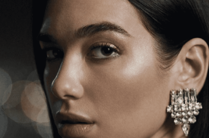 Dua Lipa ‘flameante’ en vestido de cuero; anuncia también campaña con Yves Saint Laurent