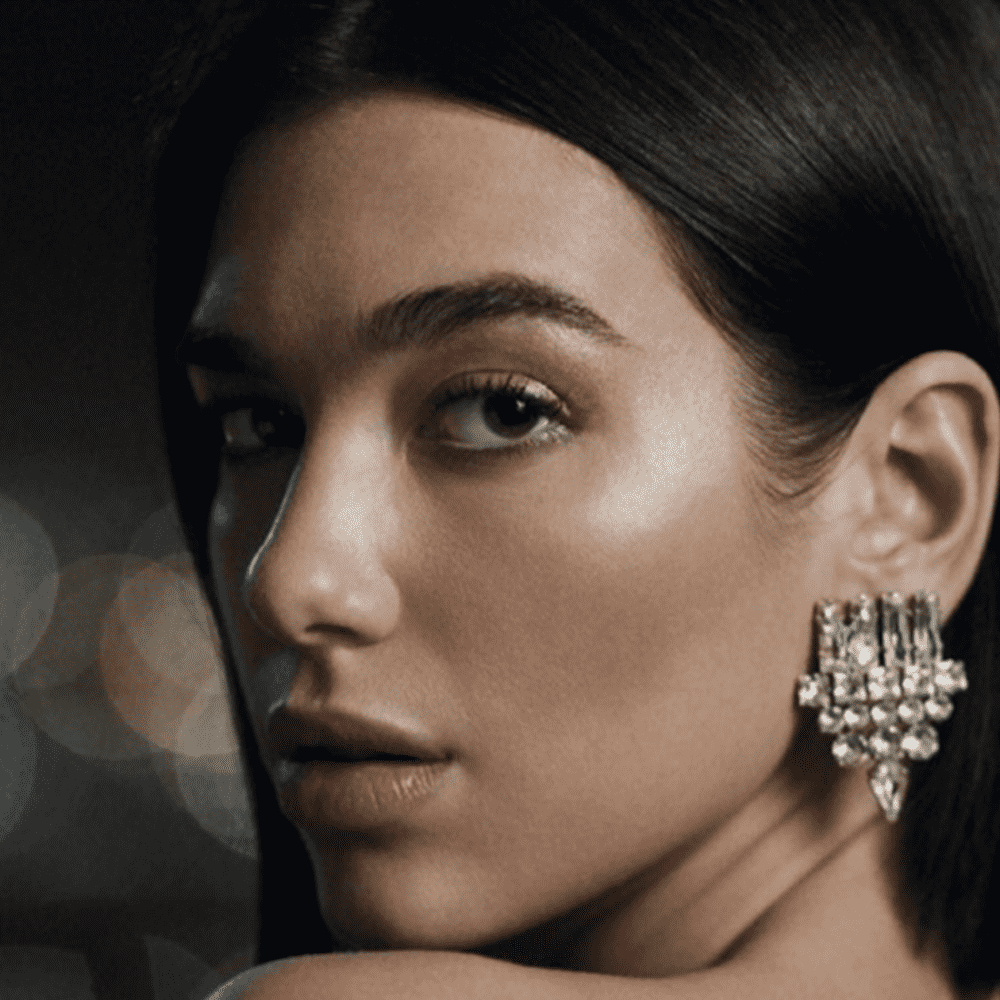 Dua Lipa ‘flameante’ en vestido de cuero; anuncia también campaña con Yves Saint Laurent