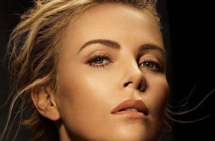 Charlize Theron enamora a los 47, posa como diosa y se cubre solo con un perfume