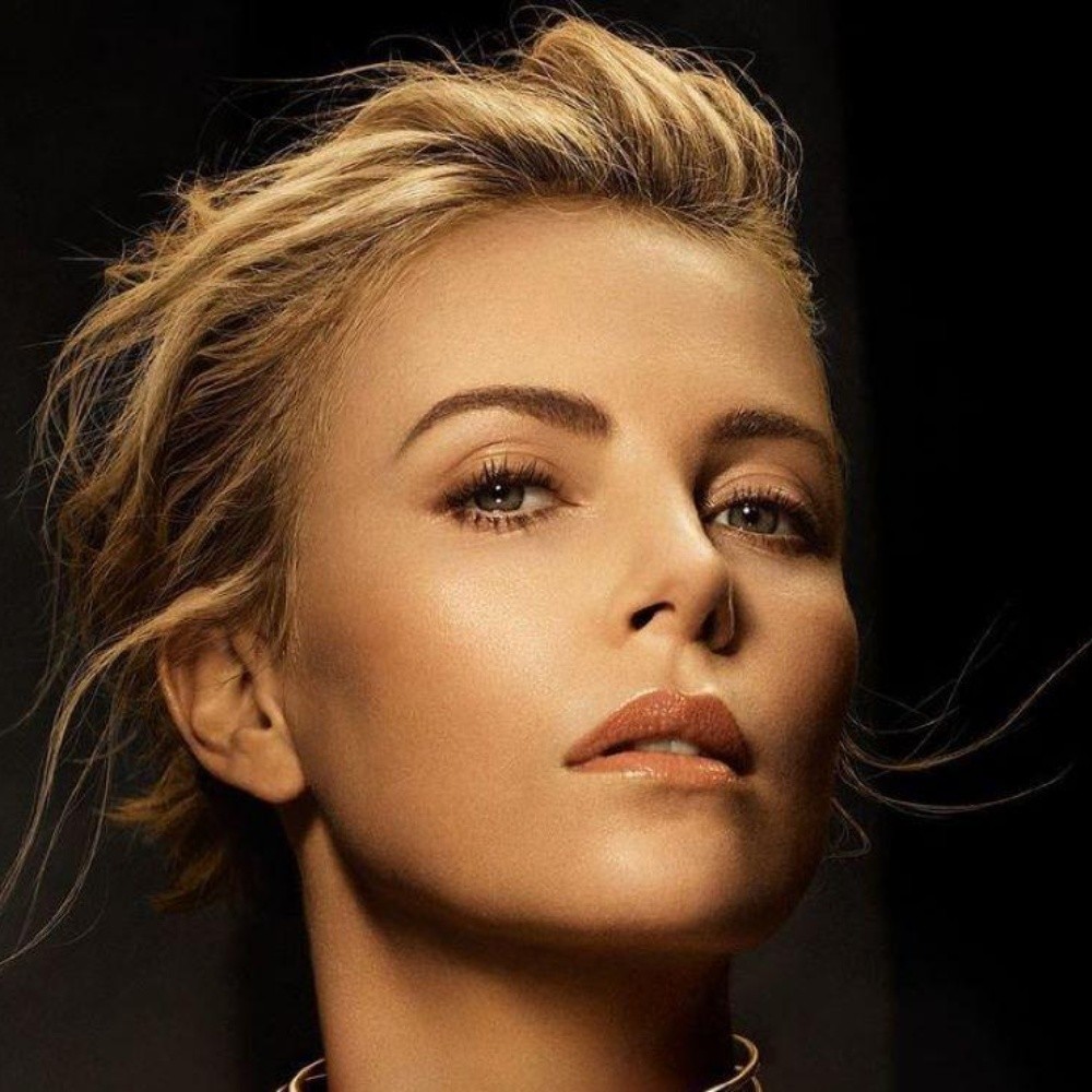 Charlize Theron enamora a los 47, posa como diosa y se cubre solo con un perfume