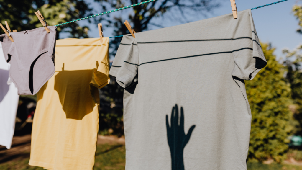 En pocos pasos y en segundos, el truco para colgar la ropa correctamente