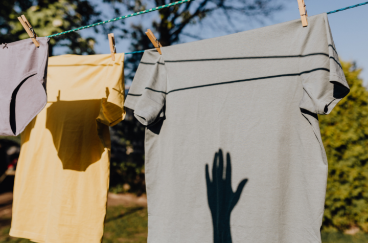 En pocos pasos y en segundos, el truco para colgar la ropa correctamente