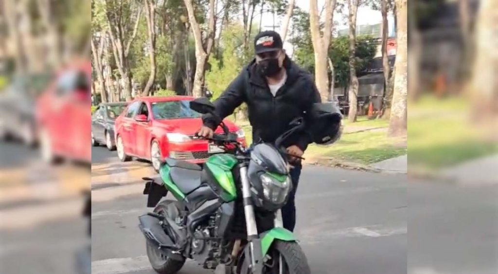 VIDEO: ‘¿Es tuya?’; enfrenta a ladrón y frustra robo de moto en Tlalpan