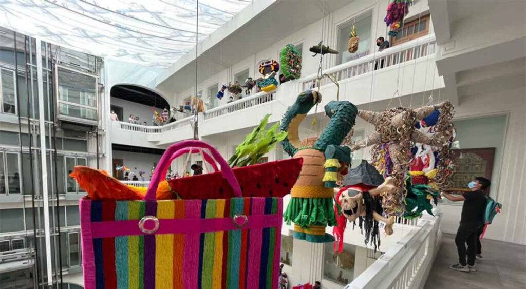 Premian a las mejores piñatas en el Museo de Arte Popular