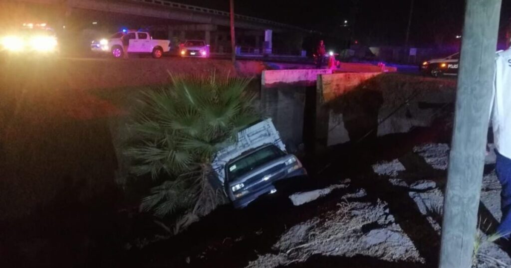 ¡No calculó bien! Conductor de camioneta cae con todo y vehículo a un dren en Los Mochis