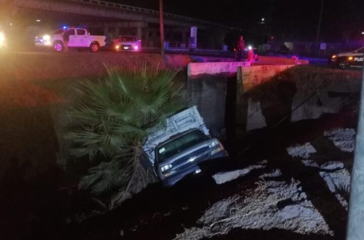 ¡No calculó bien! Conductor de camioneta cae con todo y vehículo a un dren en Los Mochis