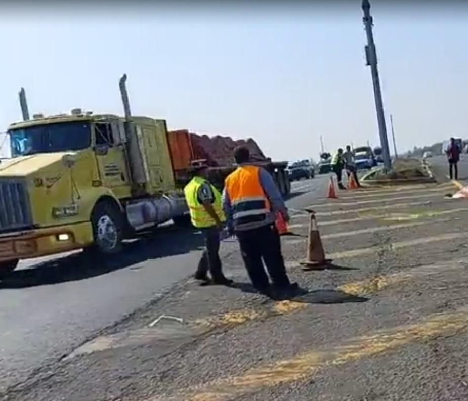 Trailer arrolla a motociclistas en libramiento de Veracruz