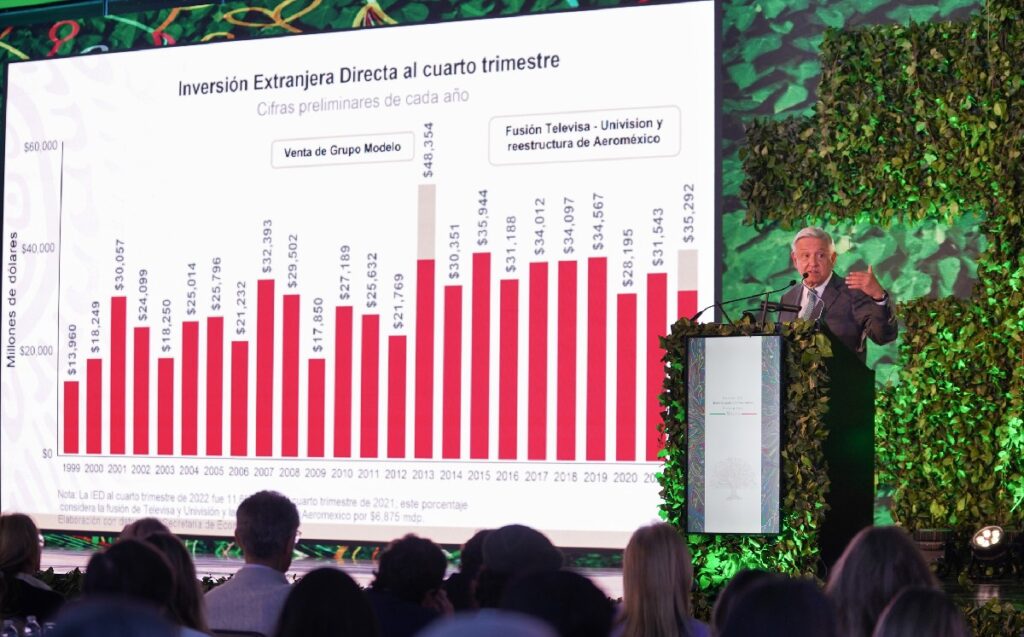 México se enfila a ser potencia mundial: AMLO; Slim y Fink lo avalan