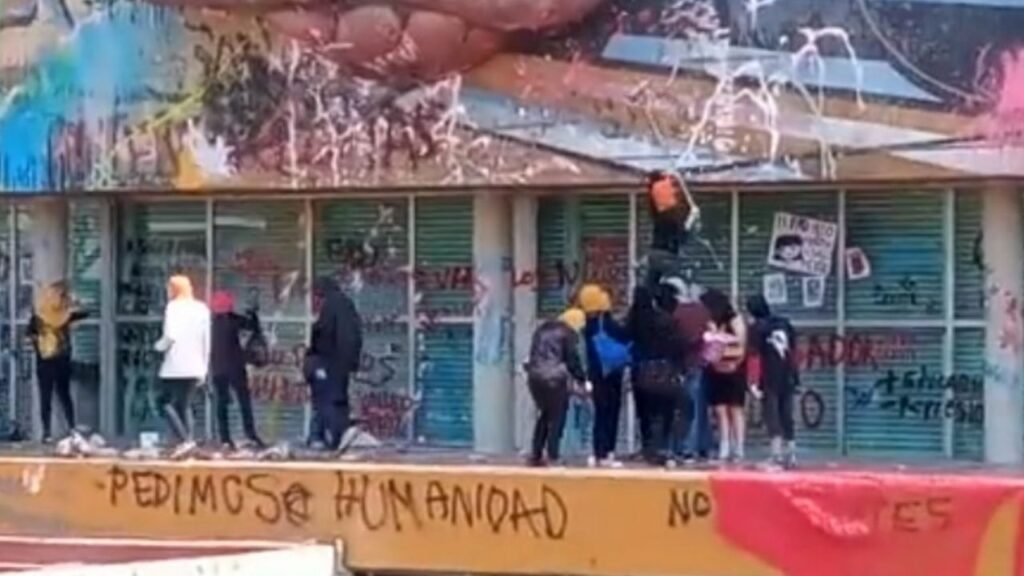 Encapuchados causan destrozos en CU de la UNAM: vandalizan mural de David Alfaro Siqueiros