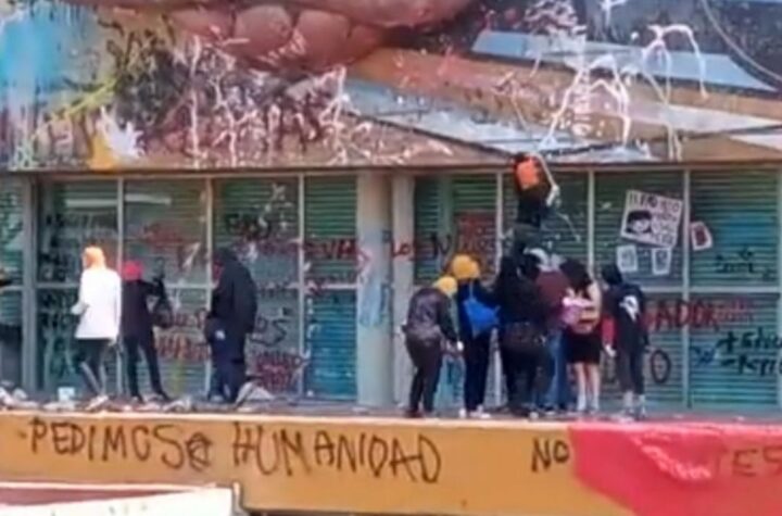 Encapuchados causan destrozos en CU de la UNAM: vandalizan mural de David Alfaro Siqueiros