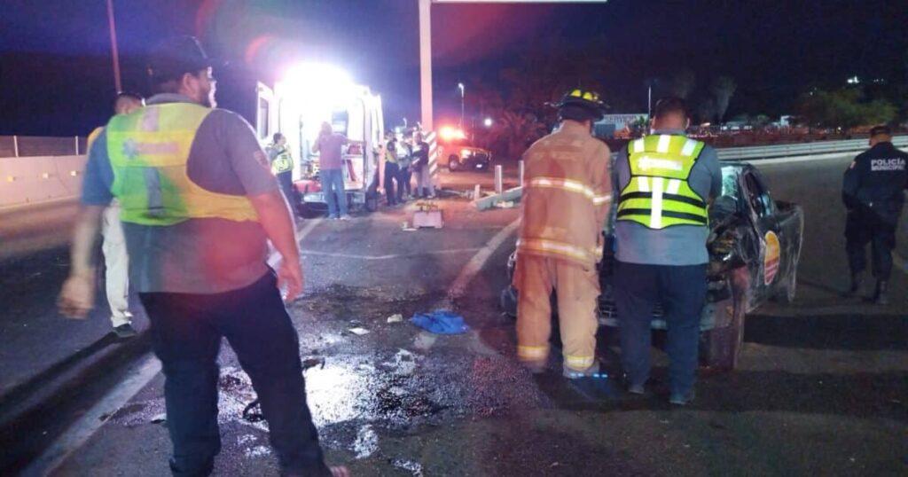 ¡Vuelca camioneta en El Trébol de Los Mochis! El conductor resultó lesionado de gravedad