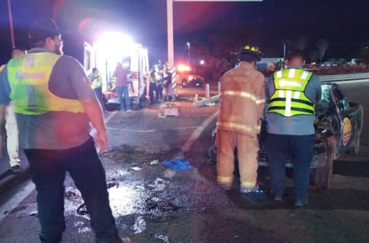 ¡Vuelca camioneta en El Trébol de Los Mochis! El conductor resultó lesionado de gravedad