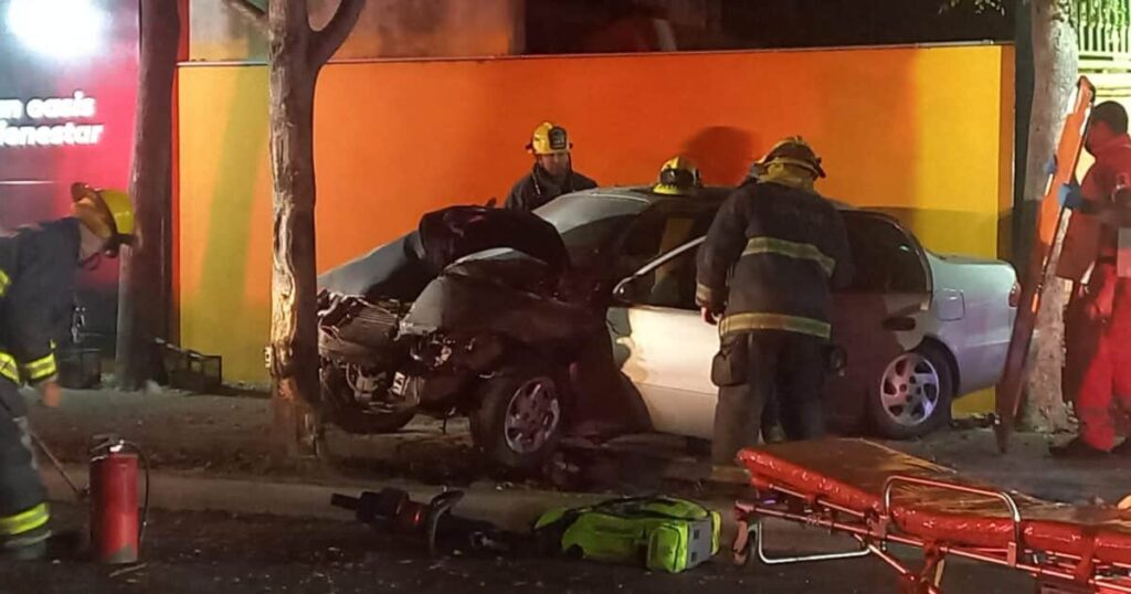 ¡Quedó prensado! Rescatan a joven tras chocar contra un árbol en el malecón viejo de Culiacán