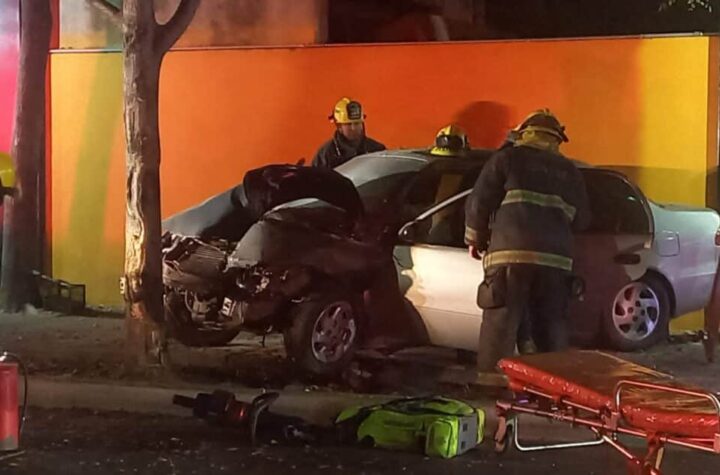 ¡Quedó prensado! Rescatan a joven tras chocar contra un árbol en el malecón viejo de Culiacán