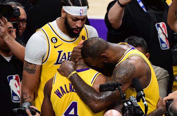 NBA: Con héroe inesperado, los Lakers se colocan a un juego de despedir al campeón